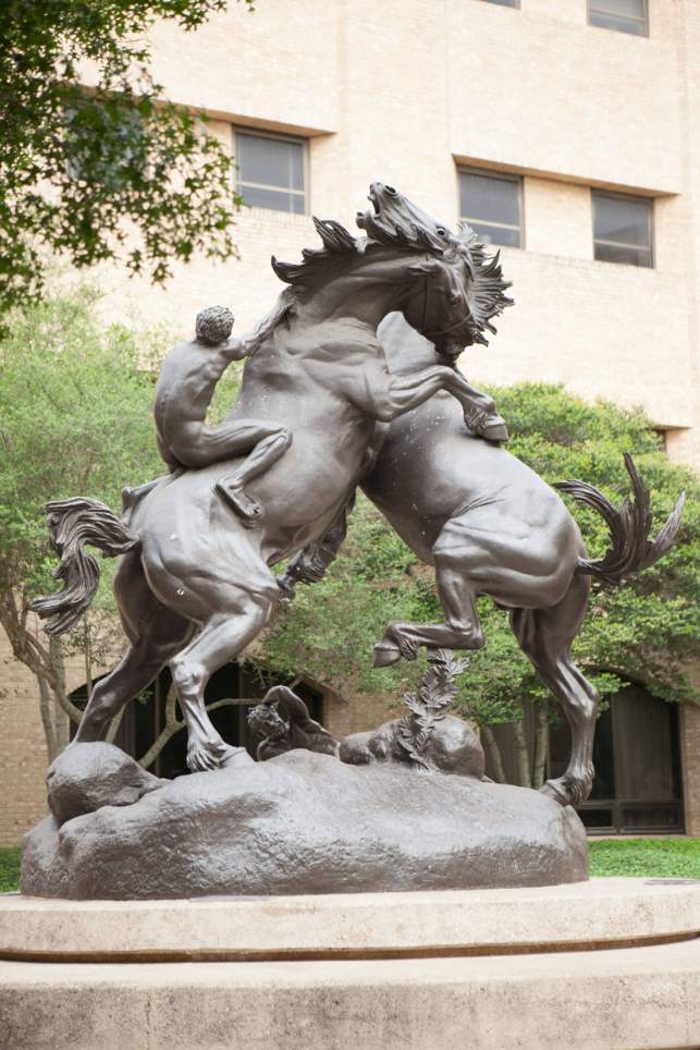 statue of stallions fighting