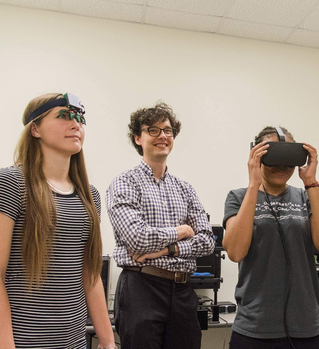 women and professors with virtual reality equipment