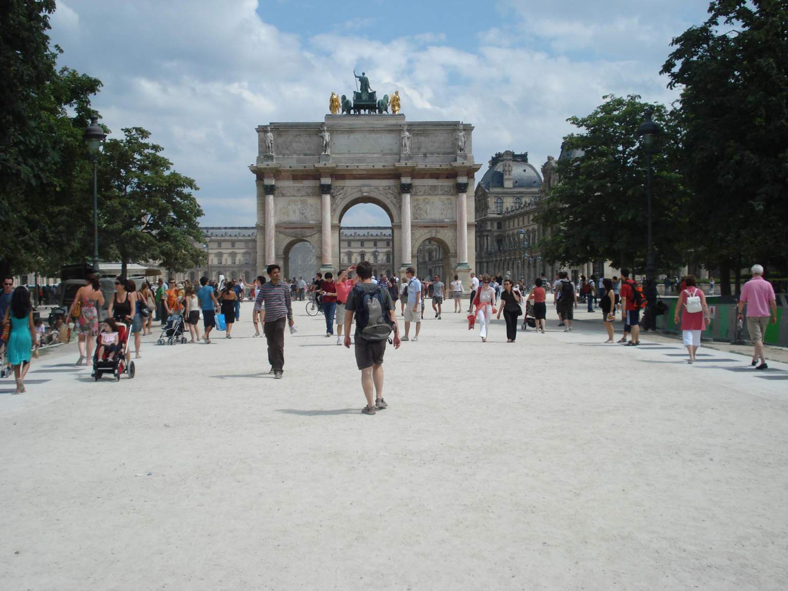 paris with tourists