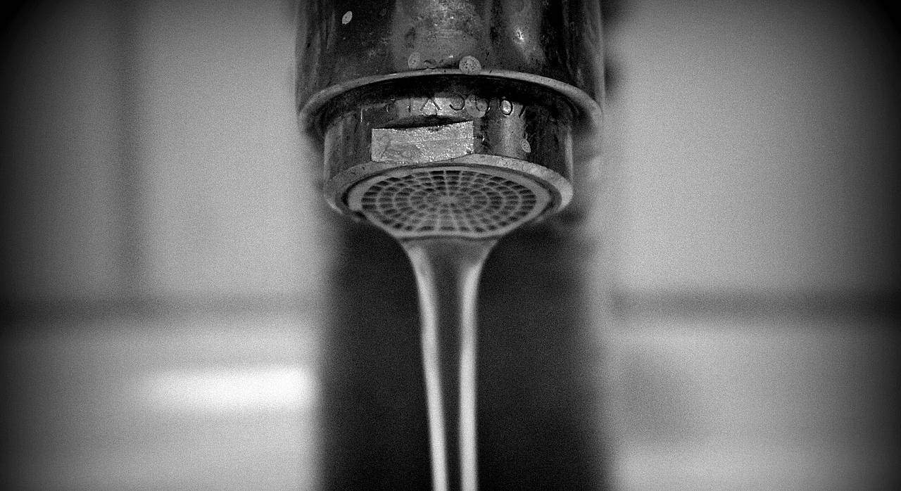 water running from water faucet
