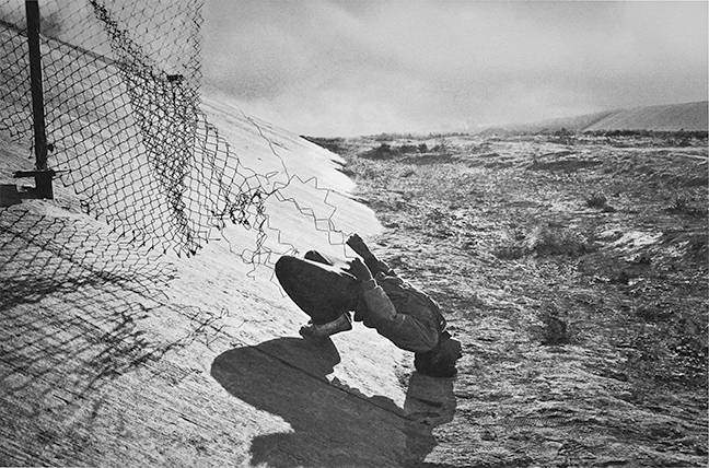 El bordo / The Border, © 1989, photograph by Antonio Turok