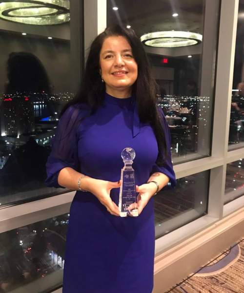 Arzu Ari holding her award