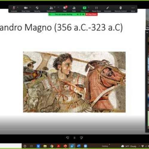 Zoom screengrab with five Zoom participant windows to right superimposed over a white screen with an image depicting Alexander the Great on a horse with the caption "Alejandro Magno (326 a.C.-323 a.C.)
