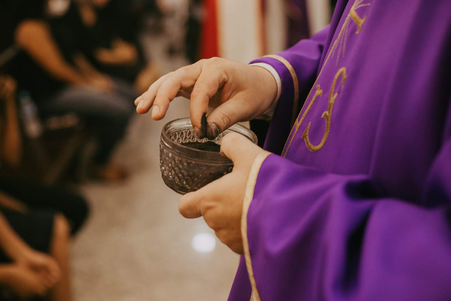  Ash Wednesday service priests hands with ashes Photo by Thays Orrico