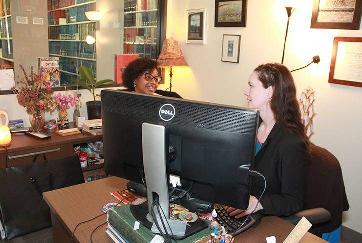 a subject librarian meets with a student