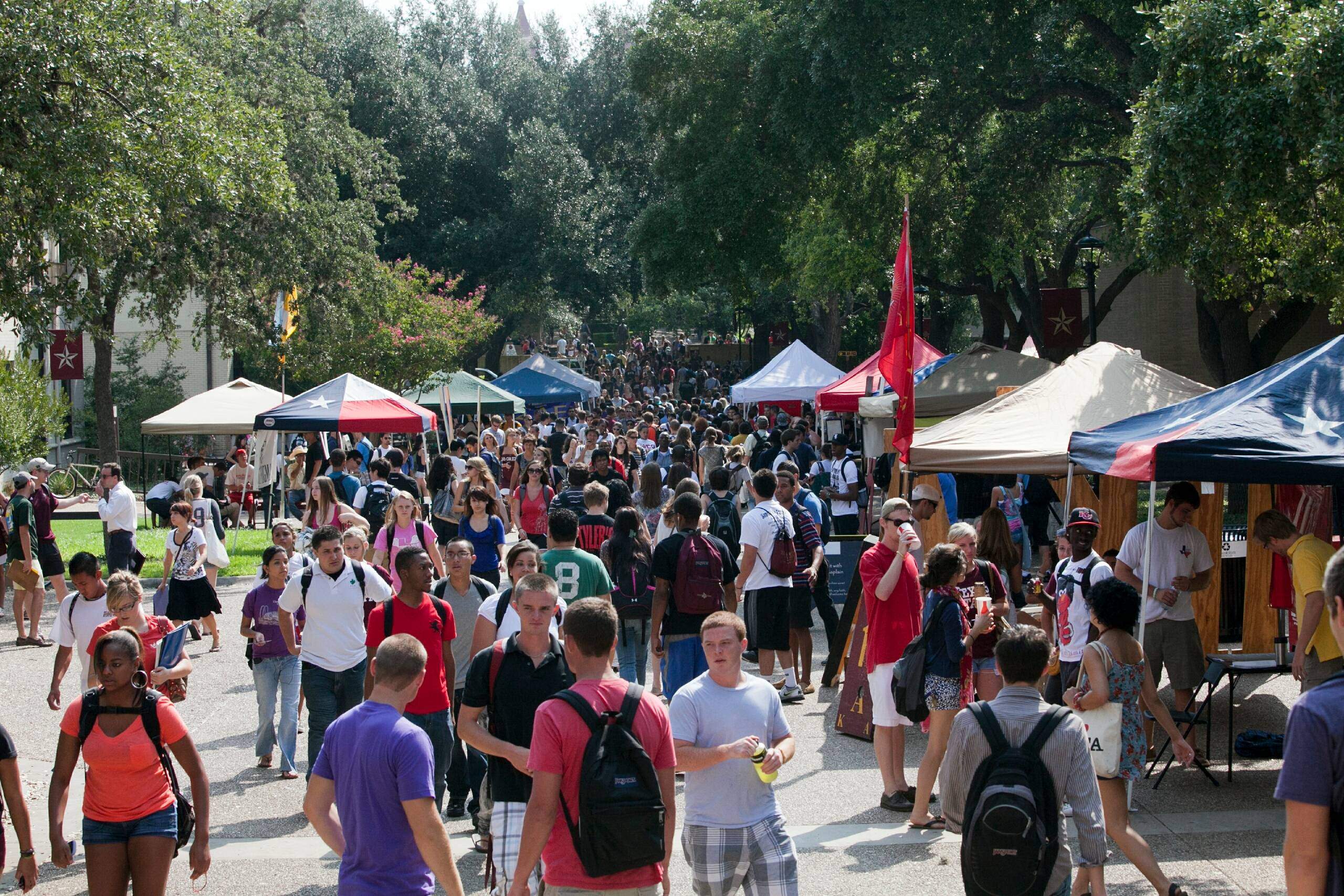 Students engaging with organizations and departments on the quad. 