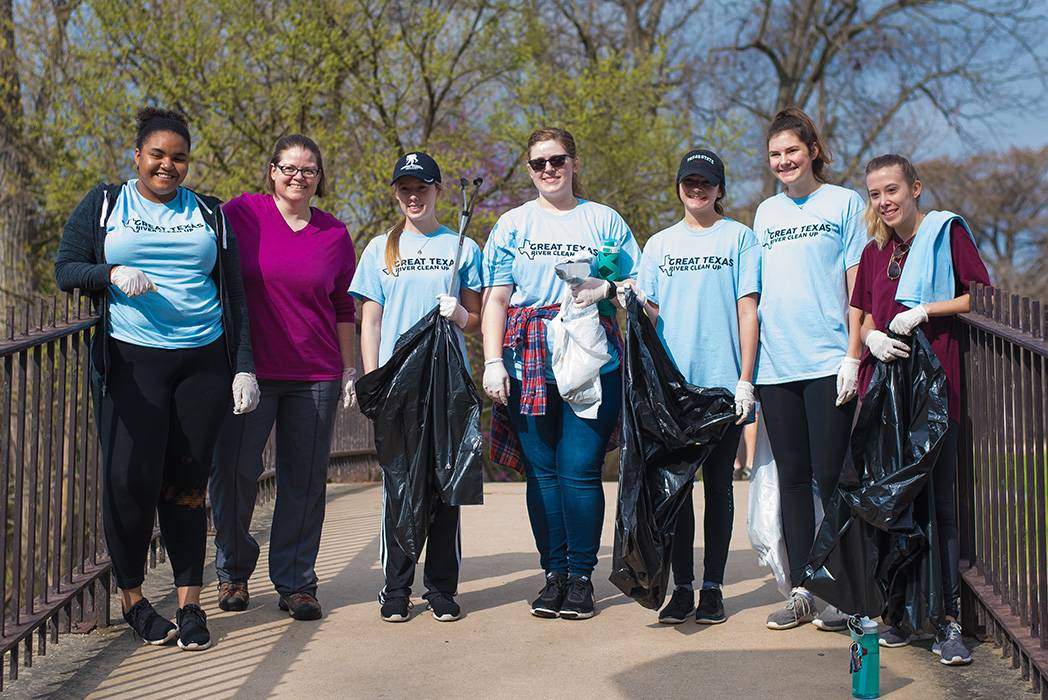 great river clean up volunteers